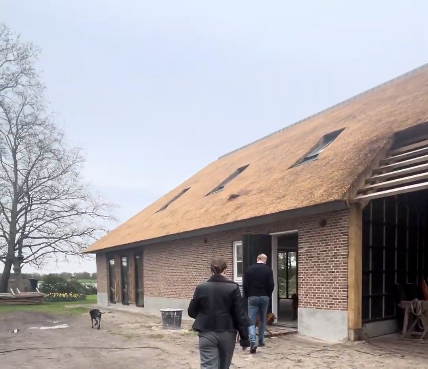 zijkant Showroom BRYNXZ